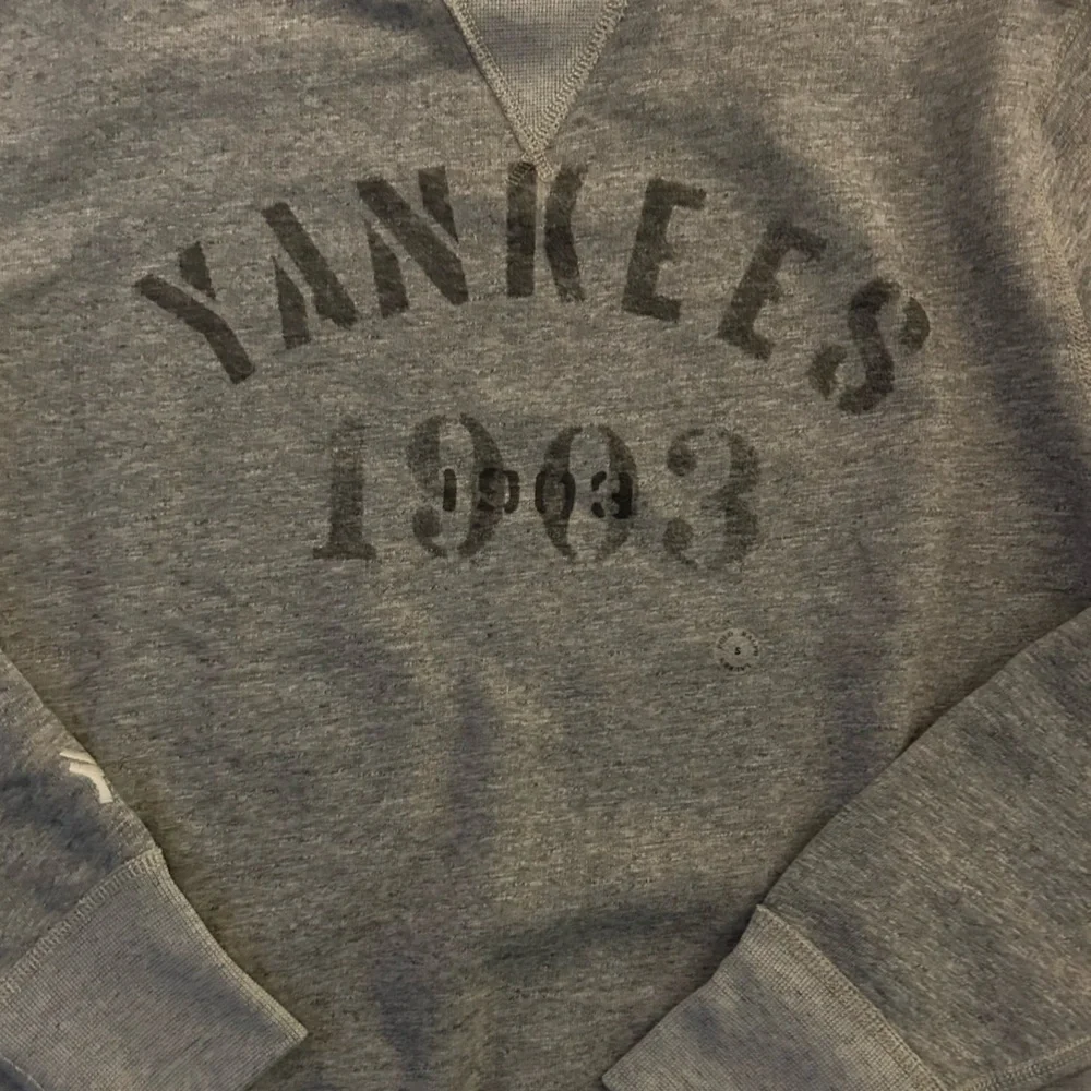 Polo Ralph Lauren | New York Yankees Crewneck Sweatshirt Loft Grey (Small) - Picture 5 of 16